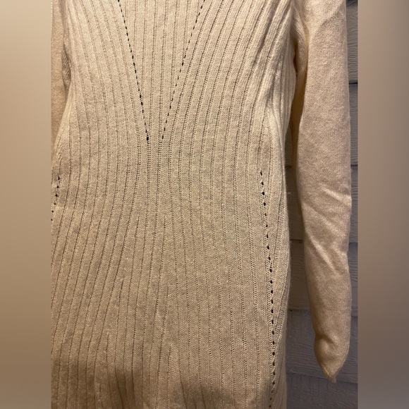 V-Neck Sweater Dress
Aventura Size Large Wool Blend - Picture 3 of 7